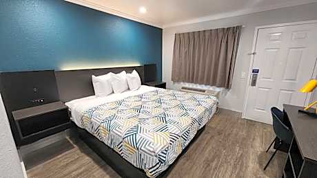 King Room with Roll-in Shower - Disability Access - Non-Smoking