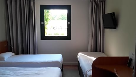 Triple Room (3 single Beds)
