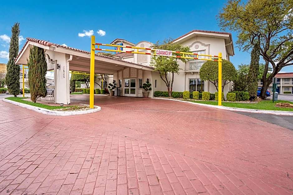 Motel 6 Dallas Market Center