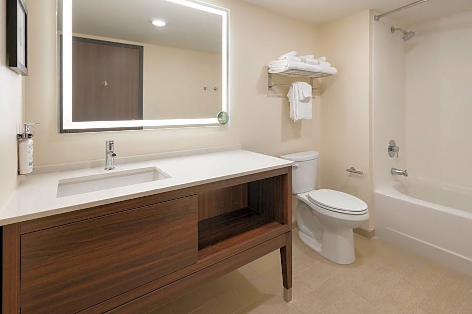 Holiday Inn & Suites Richmond West End by IHG