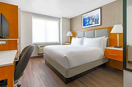 1 Queen Bed Hearing Accessible