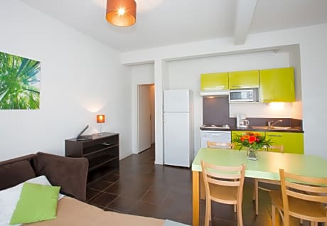 APARTMENT (DOUBLE BED, SINGLE BEDS AND SOFA BED)