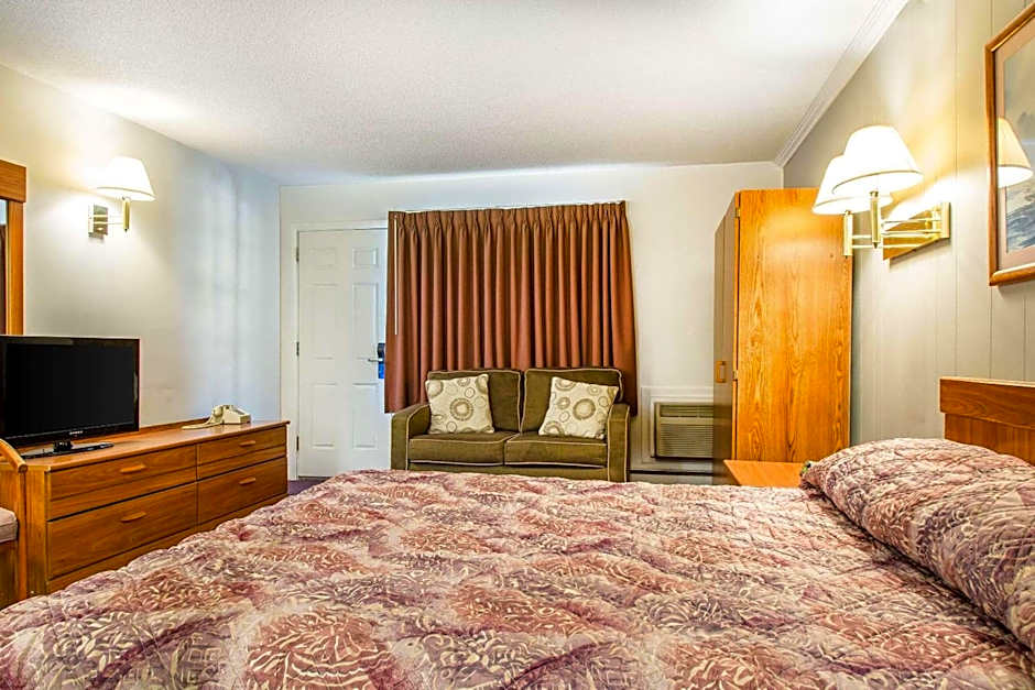 Photo 1 of 3 of Efficiency 1 Queen Bed, Nonsmoking