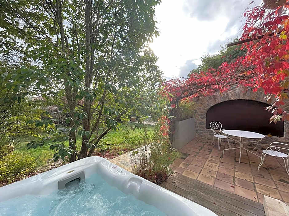 L Amourier chambres charme et confort avec Jacuzzi ou baignoire XXL