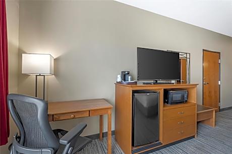 Accessible - 1 King Mobility Accessible Bathtub Microwave And Refrigerator Wi-Fi Non-Smoking Full Br