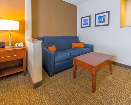 SUITE, QUEEN AND TWIN BEDS