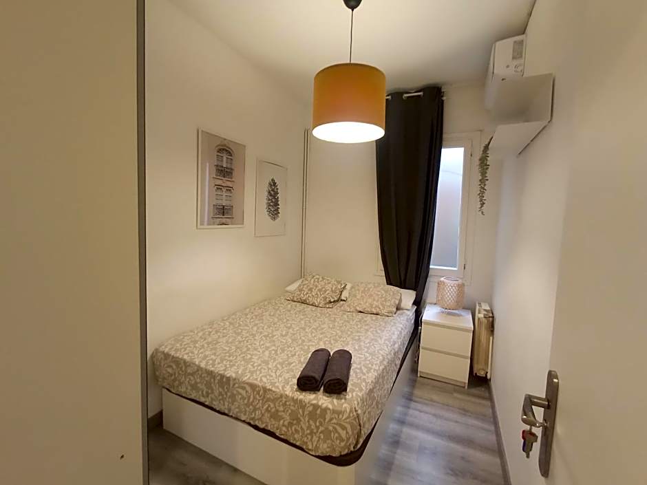 Private rooms on Tamarit street