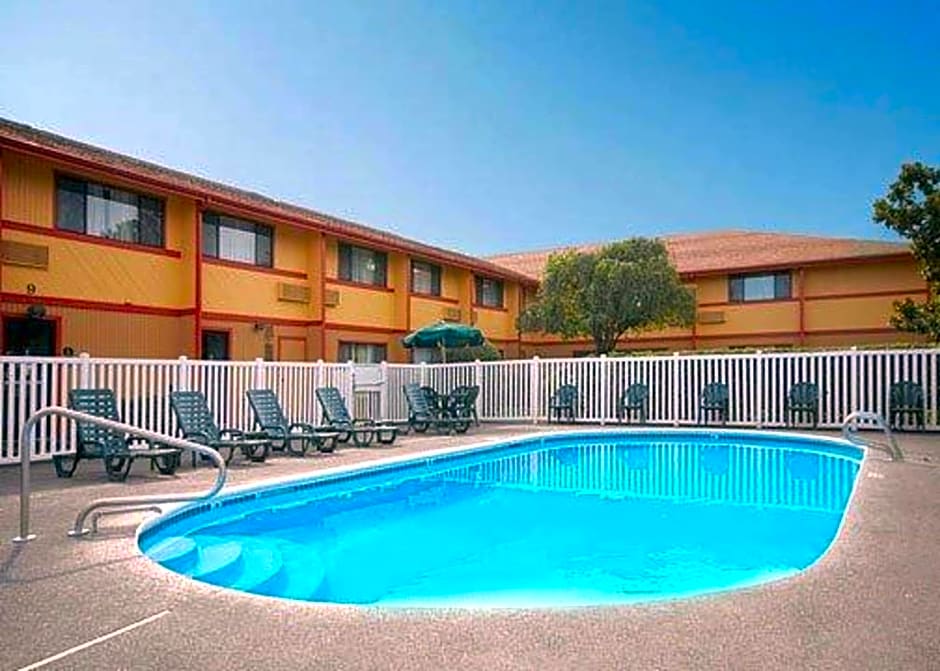 Quality Inn & Suites Medford Airport