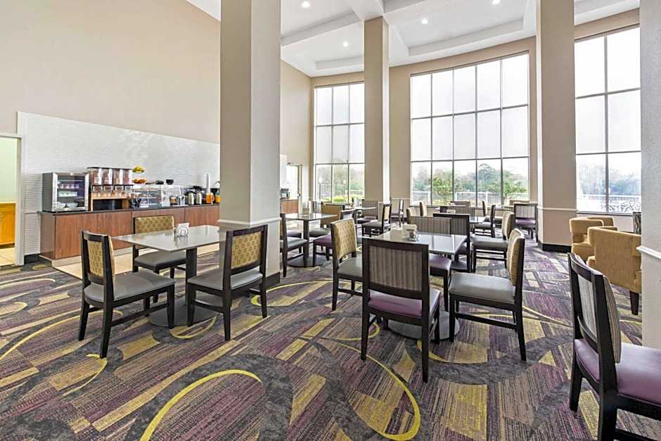 La Quinta Inn & Suites by Wyndham Bridge City