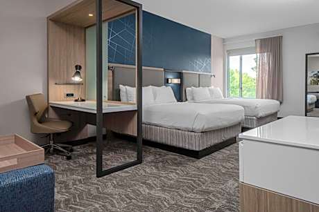 Suite with 2 Queen Trundle Beds