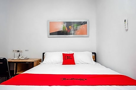 RedDoorz Plus near Patung Kuda Undip