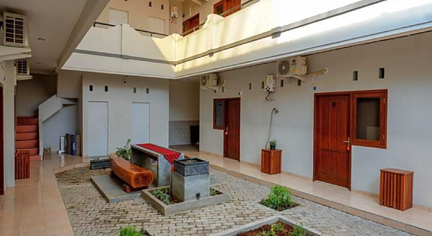 RedDoorz near Alun Alun Kudus 2