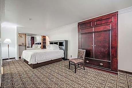 1 King Bed, Suite, No Smoking