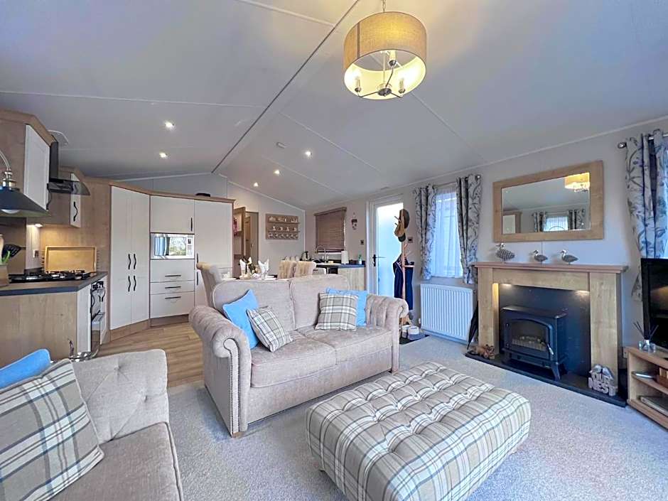 Lakeside Dorchester Lodge - Hot Tub with Fishing Peg