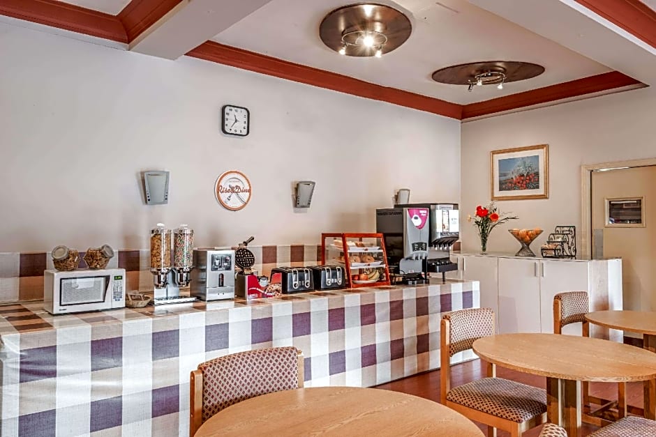 Howard Johnson by Wyndham Toronto Downtown West