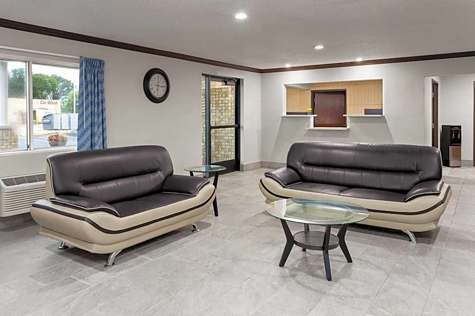 Days Inn & Suites by Wyndham Kaukauna WI