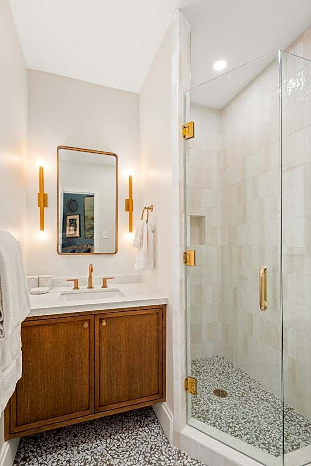 Independence Square 205, Stylish Hotel Room with AC, Great Location in Aspen