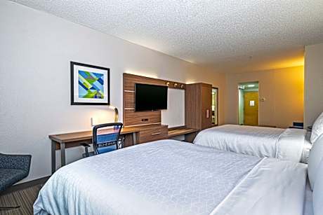 2 Queen Suite Additional Living Area