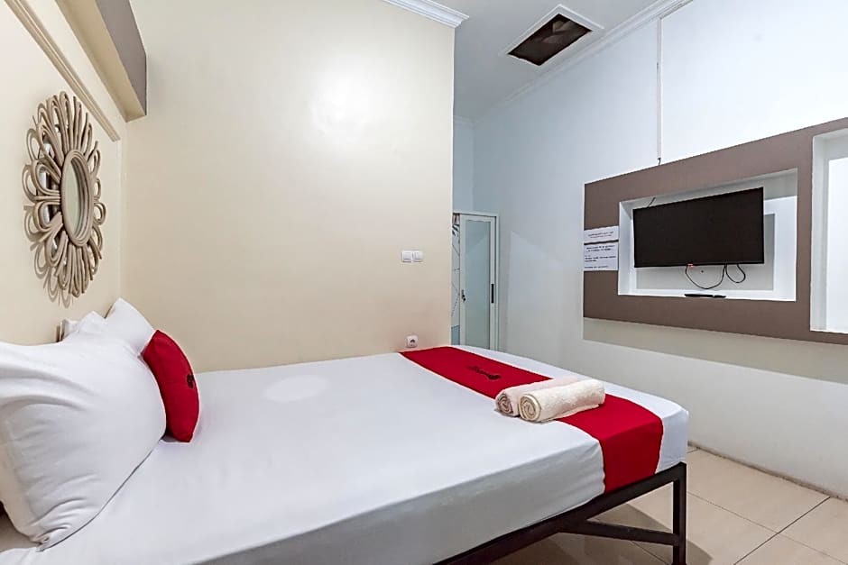 RedDoorz @ Jalan Otista Karawang