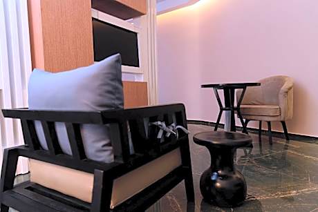 Junior King Suite - Non-Smoking