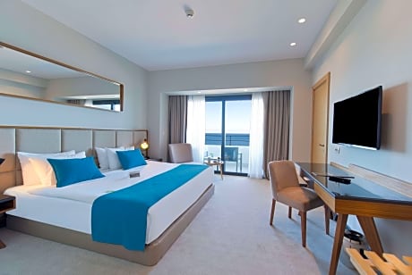 1 King Bed Living Room Business Room City View Non-Smoking