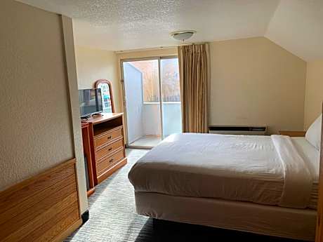 Single Queen Balcony Room