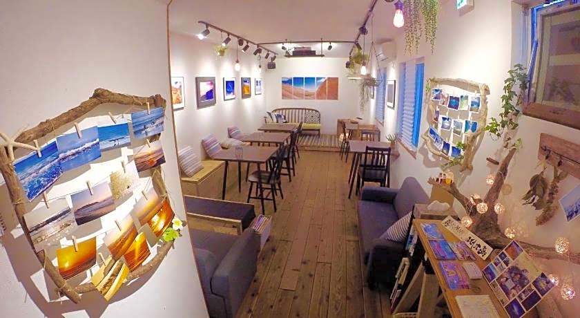 IZA Enoshima Guest House & Bar