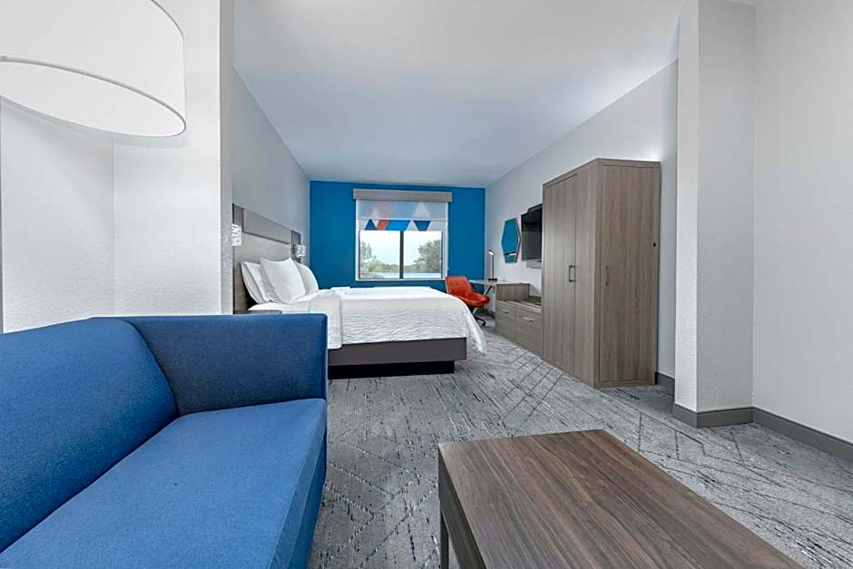 Holiday Inn Express Hotel & Suites Winnie By IHG