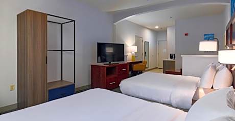 Queen Suite with Roll In Shower - Accessible/Non-Smoking