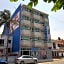 Hotel Dorado a una calle de Playa Regatas y el Malecon