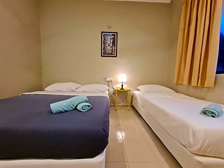 Basic Triple Room with Shared Bathroom