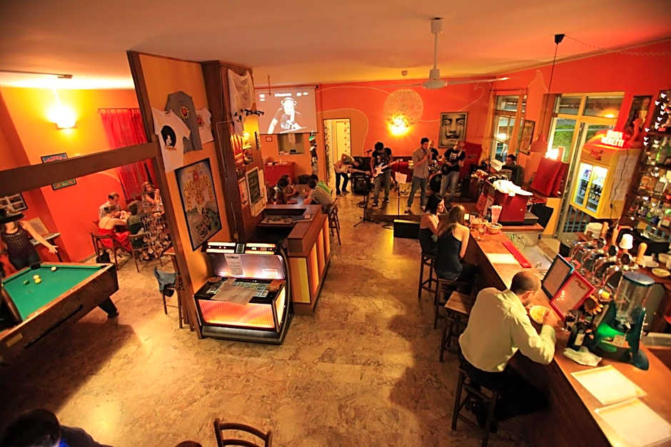 Sunflower Beach Backpacker Hostel & Bar
