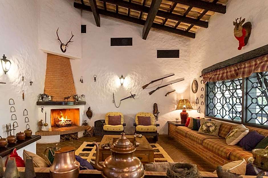 Sítio com piscina, área arborizada e lazer