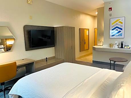 Studio Queen Room with Hearing Accessible Tub - Non-Smoking