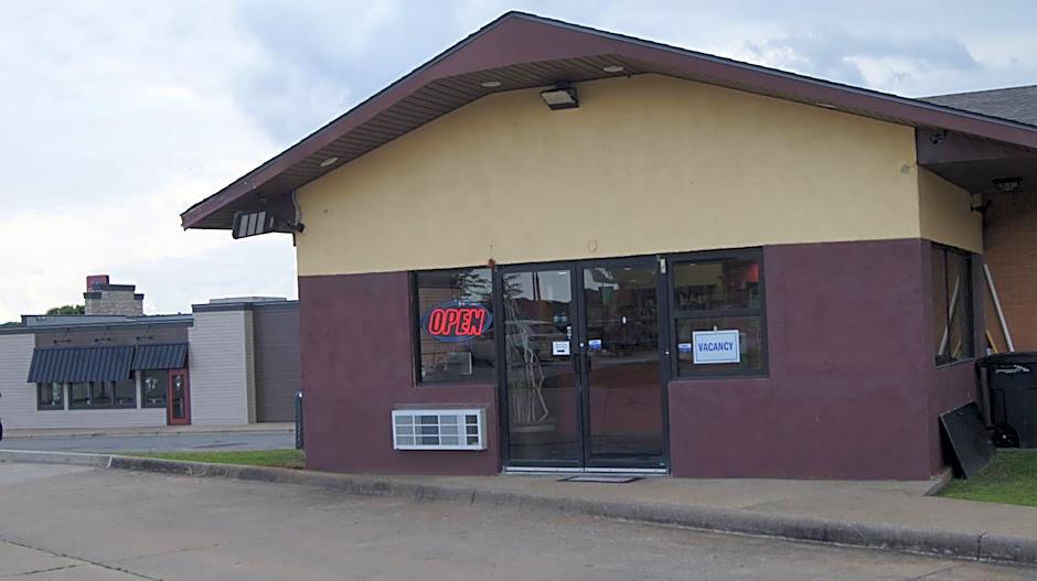 Holiday Lodge & Suites