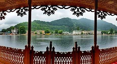 Jacqueline houseboat