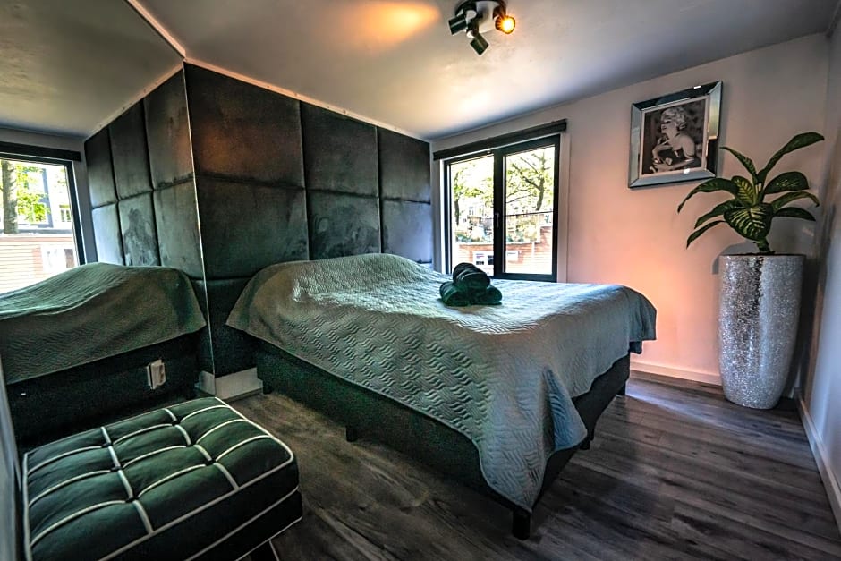 Amsterdam-Houseboat-Amstel