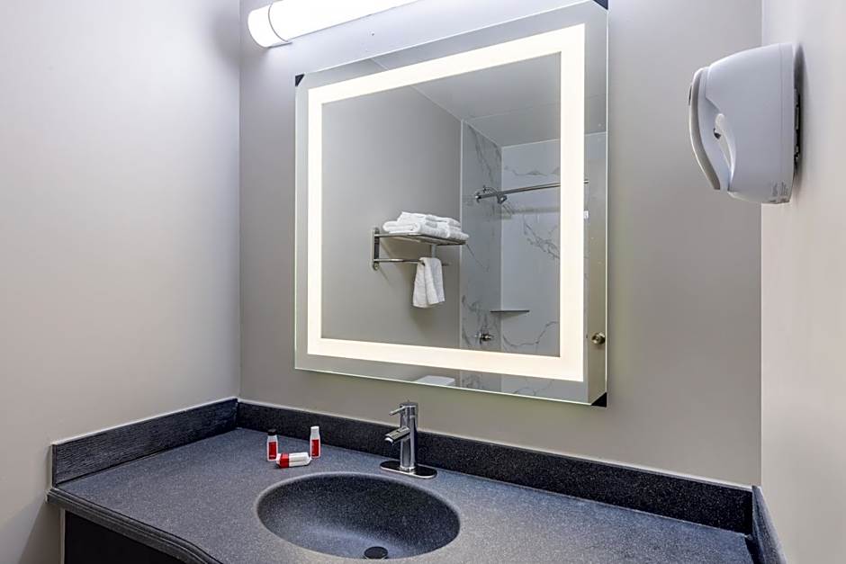 Days Inn & Suites by Wyndham Fayetteville NW Ft Bragg