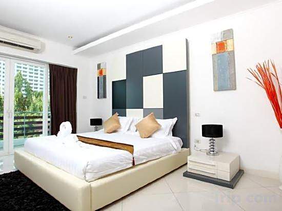 Hidden Palm Pool Villas