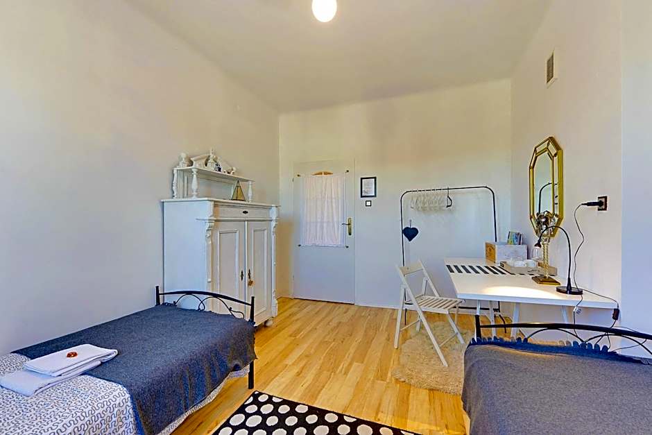 Kamienica Gdynia hotelowe komfortowe łóżka, plaża Orłowo molo