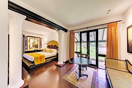 Deluxe King with Partial Lake View - Discounts (15% on F&B, 10% on SPA)