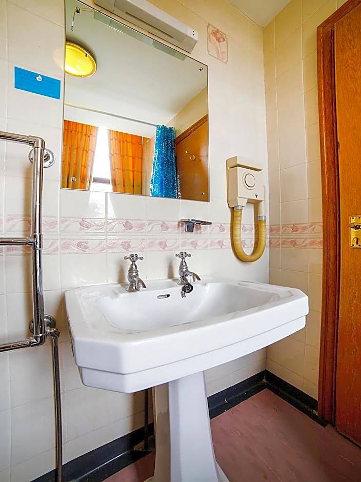 OYO The Rowers Hotel