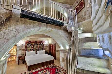 Grand King Cave Room with Whirlpool Bath