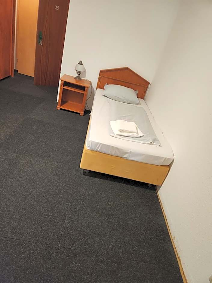 Hotel & Restaurant Heidekrug in Pinneberg, Free Parking and WiFi