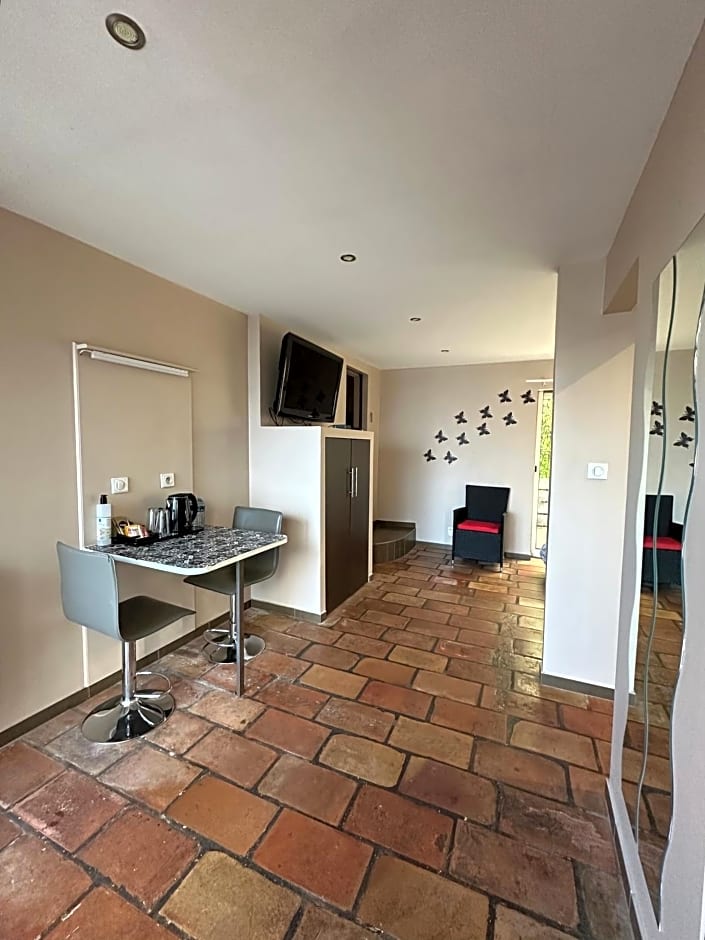 La Chambre de l'Olivier – Champigny-sur-Marne, CA
