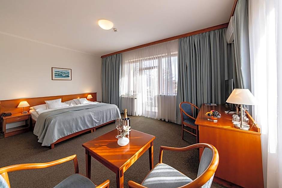 April hotel Panorama
