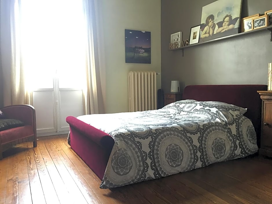 Au Petit Bonheur – Talence, FL