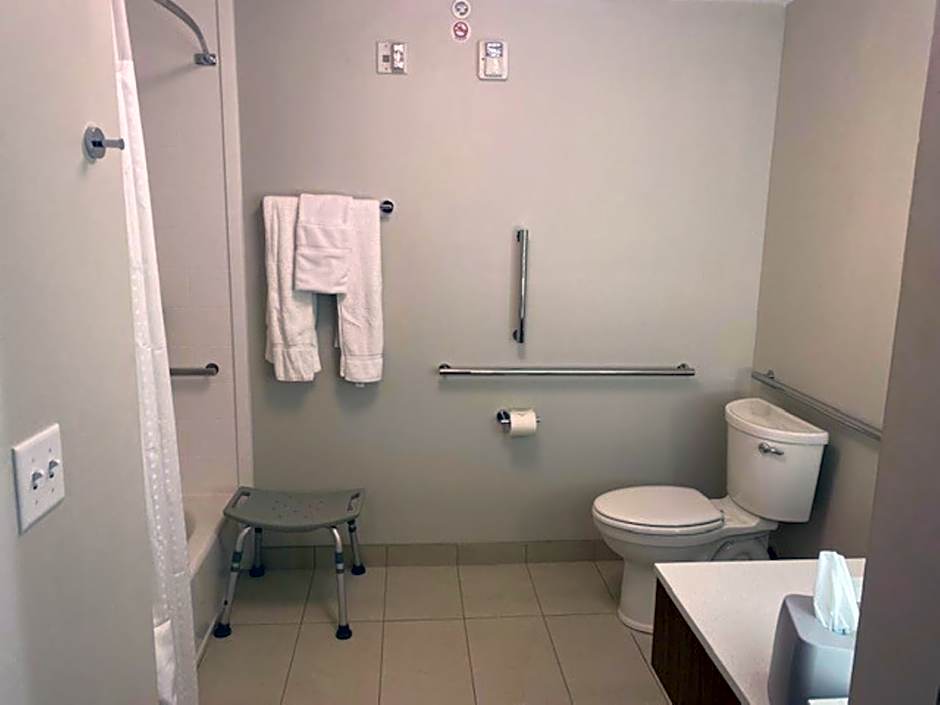 Holiday Inn Express And Suites Warrensburg North By IHG