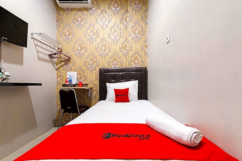 RedDoorz near Waterpark Citra Garden Medan
