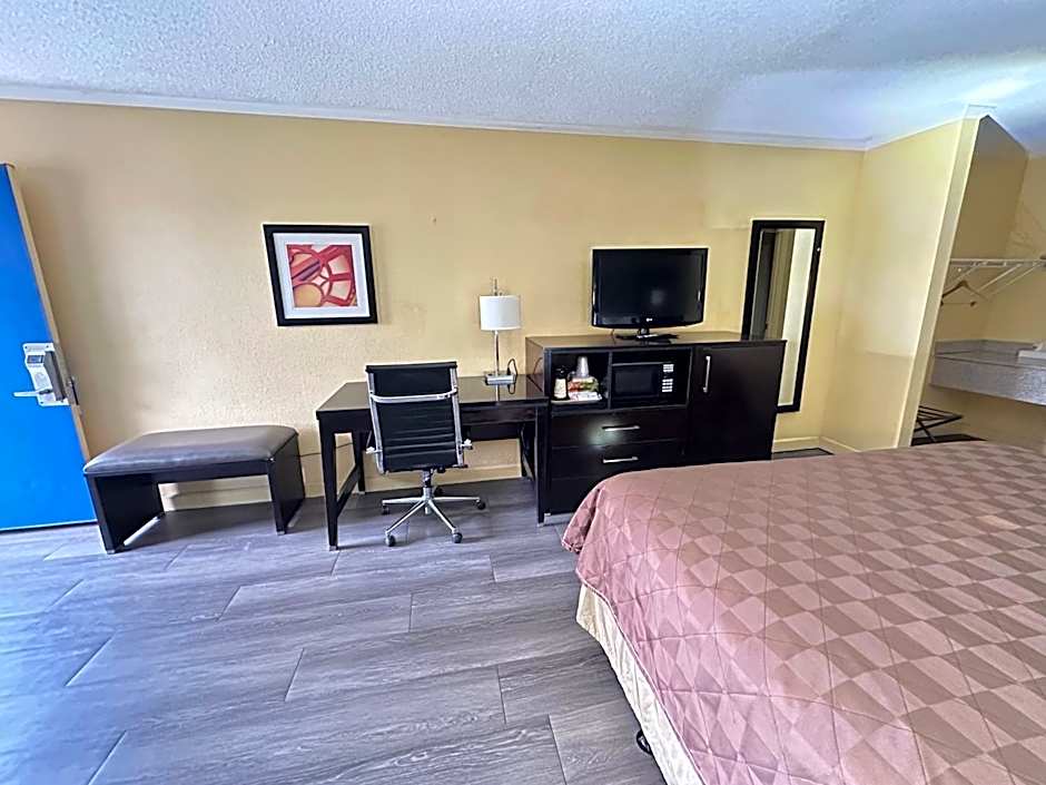 Rodeway Inn & Suites Plymouth Hwy 64